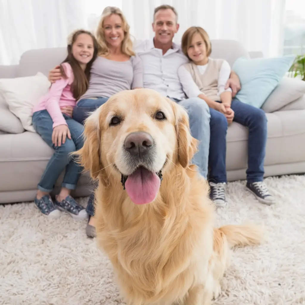 família no sofá com um cão
